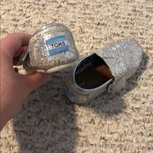 Toms - size T 5